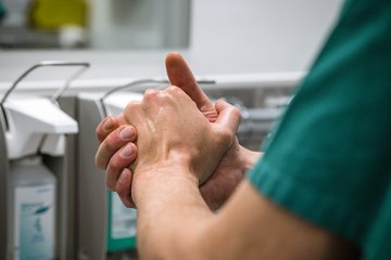 Hände desinfizieren Klinik