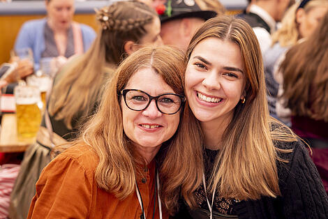 Zwei Mitarbeiterinnen bei der Artemed Wiesn