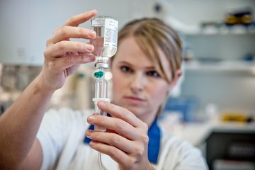 Konzentriert bei der Arbeit Narkoseverfahren Artemed Fachklinik München