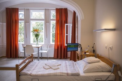 Artemed Fachklinik München Zimmer Bett und Fenster