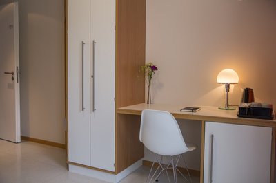 Artemed Fachklinik München Zimmer Tisch und Schrank